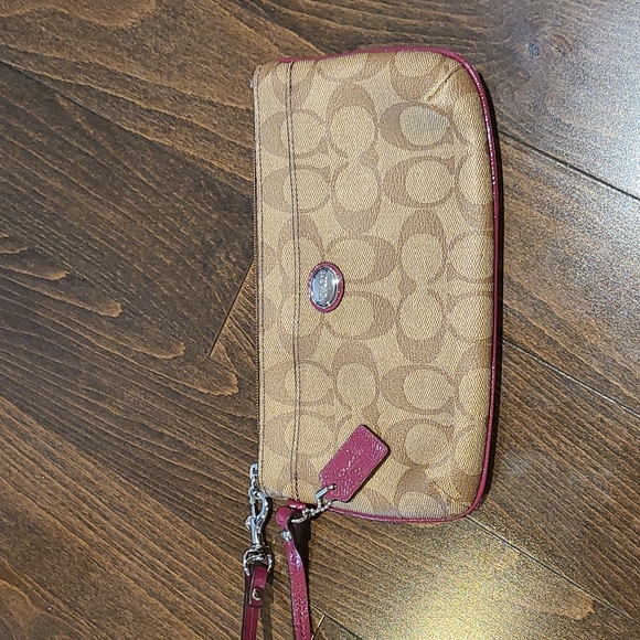 Coach Clutch - Picture 1 of 4